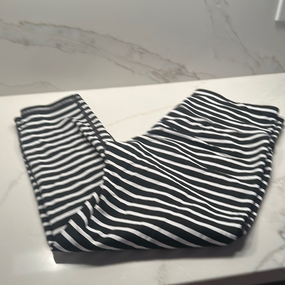 Athleta Crop Leggings. Size S. EUC.
